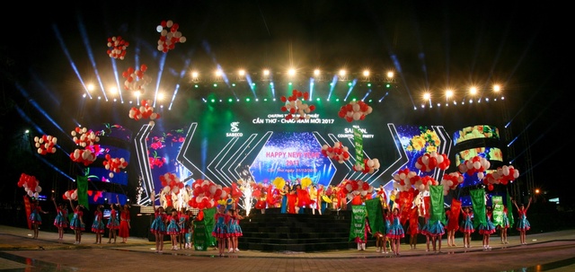 Bích Phương, Đông Hùng bùng nổ với phong cách rock tại Lễ hội Chào Năm Mới 2017 ở Cần Thơ - Ảnh 3.