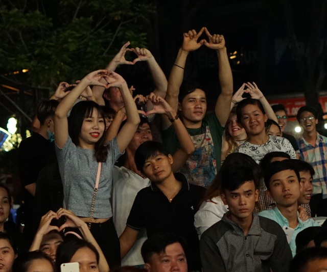 Bích Phương, Đông Hùng bùng nổ với phong cách rock tại Lễ hội Chào Năm Mới 2017 ở Cần Thơ - Ảnh 4.