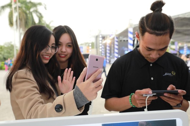 “Thủ lĩnh bóng tối” thu hút nhiều bạn trẻ vì tính năng chụp ảnh với khẩu độ f/1.9 xóa phông ảo diệu, chế độ “Palm selfie” (Selfie chỉ bằng bàn tay) và “Wide selfie” (Selfie góc rộng), giúp việc “tự sướng” dễ dàng hơn bao giờ.