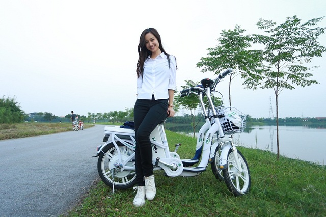 Xe đạp điện HKbike Zinger Extra trở thành món phụ kiện làm nổi bật sự trẻ trung, tinh nghịch của lứa tuổi học trò.