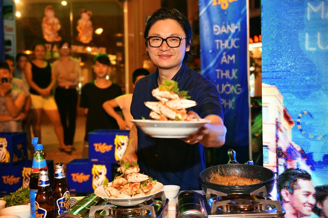 Luke Nguyễn trổ t&agrave;i nấu ăn tr&ecirc;n đường phố H&agrave; Nội - Ảnh 1.