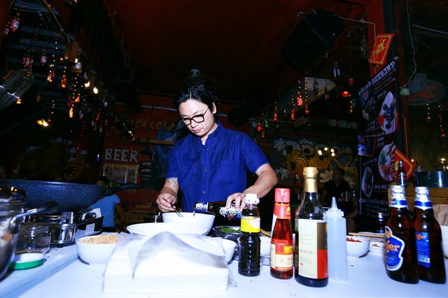 Luke Nguyễn trổ t&agrave;i nấu ăn tr&ecirc;n đường phố H&agrave; Nội - Ảnh 3.