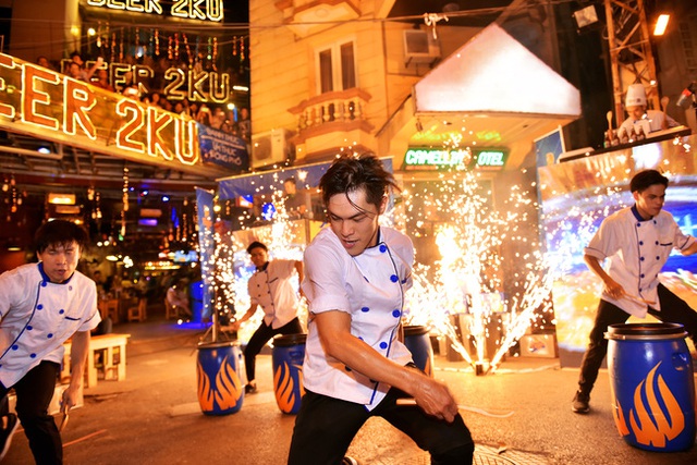 Luke Nguyễn trổ t&agrave;i nấu ăn tr&ecirc;n đường phố H&agrave; Nội - Ảnh 8.