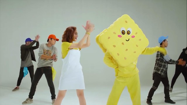 Miu L&ecirc; thể hiện vũ đạo độc-lạ-qu&aacute;i trong MV mới - Ảnh 3.