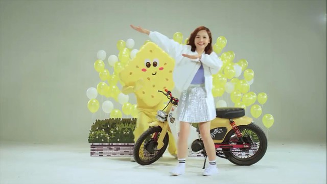 Miu L&ecirc; thể hiện vũ đạo độc-lạ-qu&aacute;i trong MV mới - Ảnh 4.