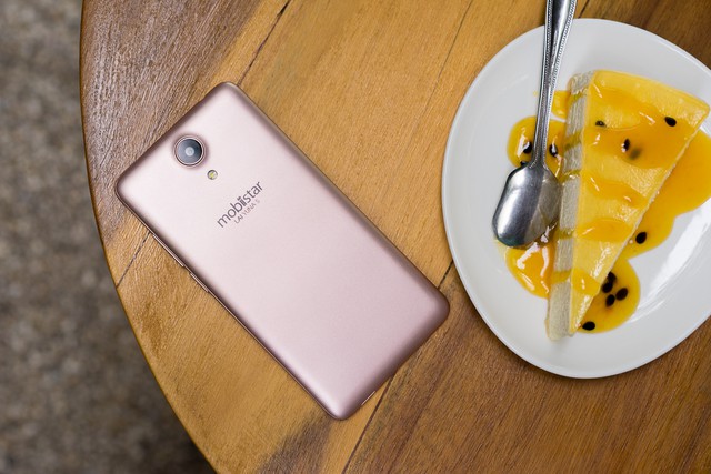 Đ&aacute;nh gi&aacute; nhanh LAI Yuna S - Smartphone chuy&ecirc;n selfie  phi&ecirc;n bản v&agrave;ng hồng - Ảnh 1.