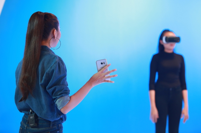 Thanh Hằng huấn luyện học viên tập catwalk bằng… kính thực tế ảo - Ảnh 7.