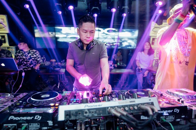 Khán giả Hà Nội quẩy hết mình với dàn DJ gạo cội Việt Nam - Ảnh 1.