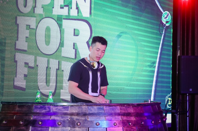 Kh&aacute;n giả H&agrave; Nội c&ugrave;ng DJ Huy DX cuồng nhiệt trong sự kiện Tuborg - Ảnh 1.