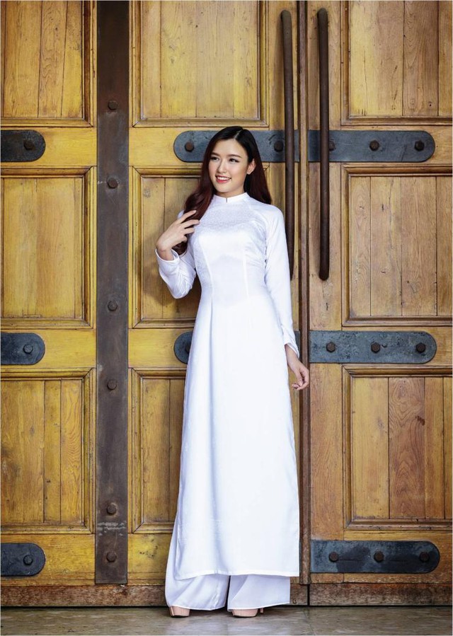 Nữ hoàng trang sức đẹp tinh khôi trong áo dài trắng - Ảnh 4.