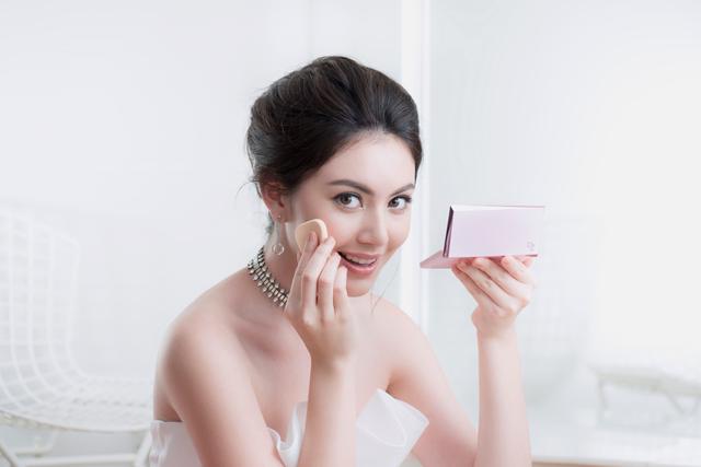 Bảo bối để c&oacute; lớp nền nude kh&ocirc;ng t&igrave; vết trong v&ograve;ng 5 ph&uacute;t - Ảnh 2.