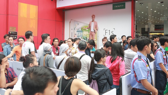 Trong ng&agrave;y mở b&aacute;n đầu ti&ecirc;n, cứ 3 gi&acirc;y c&oacute; 1 m&aacute;y OPPO F1s được b&aacute;n ra - Ảnh 2.