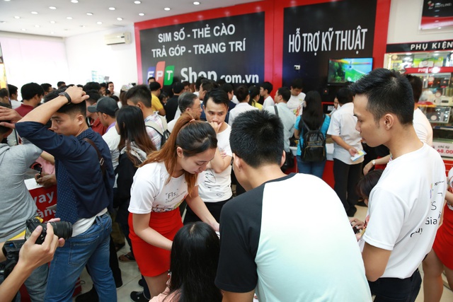 Trong ng&agrave;y mở b&aacute;n đầu ti&ecirc;n, cứ 3 gi&acirc;y c&oacute; 1 m&aacute;y OPPO F1s được b&aacute;n ra - Ảnh 3.