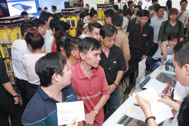 Trong ng&agrave;y mở b&aacute;n đầu ti&ecirc;n, cứ 3 gi&acirc;y c&oacute; 1 m&aacute;y OPPO F1s được b&aacute;n ra - Ảnh 4.