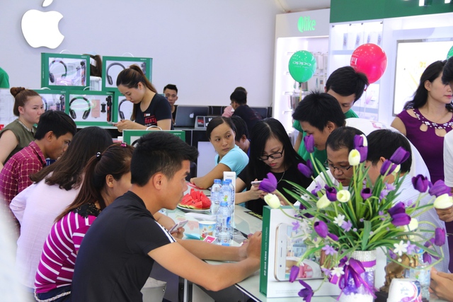 Trong ng&agrave;y mở b&aacute;n đầu ti&ecirc;n, cứ 3 gi&acirc;y c&oacute; 1 m&aacute;y OPPO F1s được b&aacute;n ra - Ảnh 9.