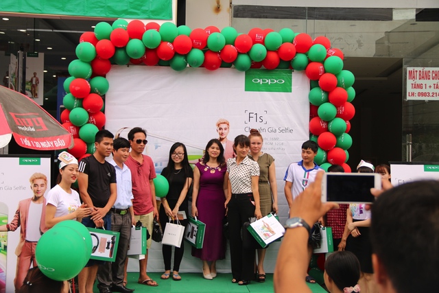 Trong ng&agrave;y mở b&aacute;n đầu ti&ecirc;n, cứ 3 gi&acirc;y c&oacute; 1 m&aacute;y OPPO F1s được b&aacute;n ra - Ảnh 10.