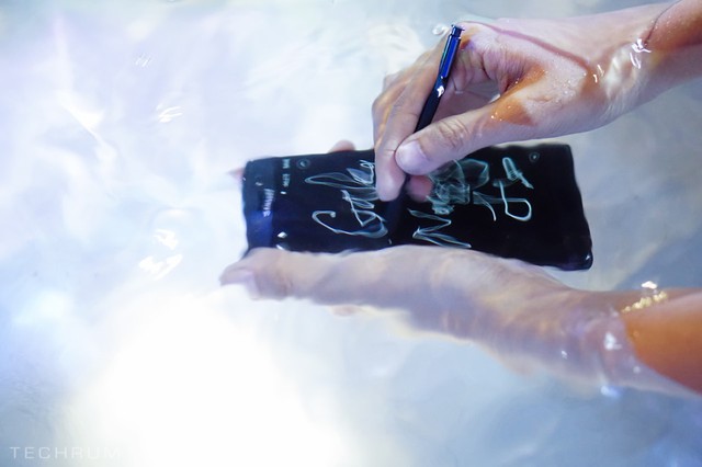 Galaxy Note 7 chào sân ấn tượng dưới nước - Ảnh 4.