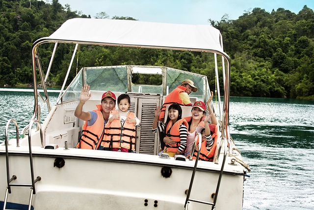 Giới trẻ đổ xô trải nghiệm nhà phao trên mặt hồ Madagui - Ảnh 5.