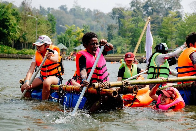 Giới trẻ đổ xô trải nghiệm nhà phao trên mặt hồ Madagui - Ảnh 6.
