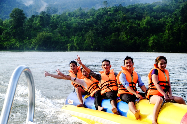 Giới trẻ đổ xô trải nghiệm nhà phao trên mặt hồ Madagui - Ảnh 7.