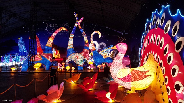 Những bức ảnh lộng lẫy khiến bạn không thể không ghé thăm Lễ Hội Lồng Đèn lớn nhất Việt Nam - Ảnh 2.