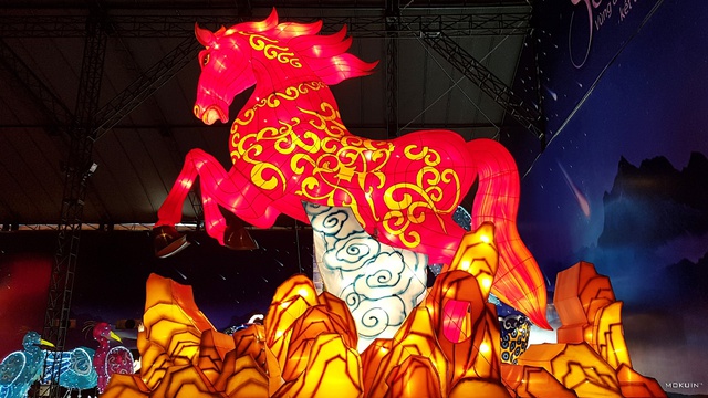 Những bức ảnh lộng lẫy khiến bạn không thể không ghé thăm Lễ Hội Lồng Đèn lớn nhất Việt Nam - Ảnh 7.