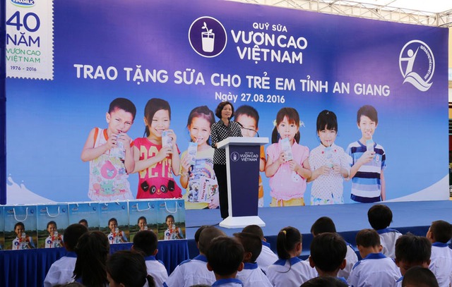 Vinamilk và Quỹ sữa Vươn cao Việt Nam trao tặng sữa cho hơn 1.200 trẻ em tỉnh An Giang - Ảnh 1.