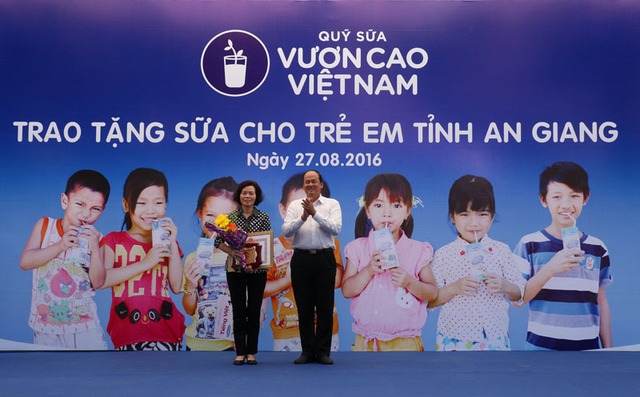 Vinamilk và Quỹ sữa Vươn cao Việt Nam trao tặng sữa cho hơn 1.200 trẻ em tỉnh An Giang - Ảnh 2.