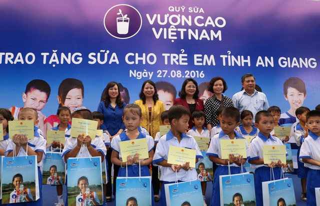 Vinamilk và Quỹ sữa Vươn cao Việt Nam trao tặng sữa cho hơn 1.200 trẻ em tỉnh An Giang - Ảnh 3.