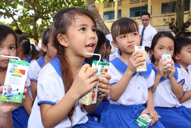 Vinamilk và Quỹ sữa Vươn cao Việt Nam trao tặng sữa cho hơn 1.200 trẻ em tỉnh An Giang - Ảnh 4.