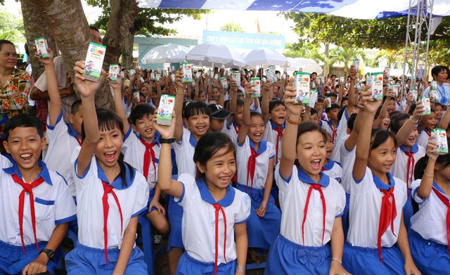 Vinamilk và Quỹ sữa Vươn cao Việt Nam trao tặng sữa cho hơn 1.200 trẻ em tỉnh An Giang - Ảnh 5.