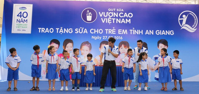 Vinamilk và Quỹ sữa Vươn cao Việt Nam trao tặng sữa cho hơn 1.200 trẻ em tỉnh An Giang - Ảnh 6.
