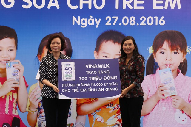 Vinamilk và Quỹ sữa Vươn cao Việt Nam trao tặng sữa cho hơn 1.200 trẻ em tỉnh An Giang - Ảnh 7.