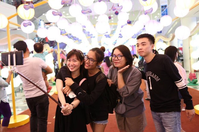 Giới trẻ Sài thành say mê selfie với hàng ngàn đèn lồng đầy màu sắc - Ảnh 2.