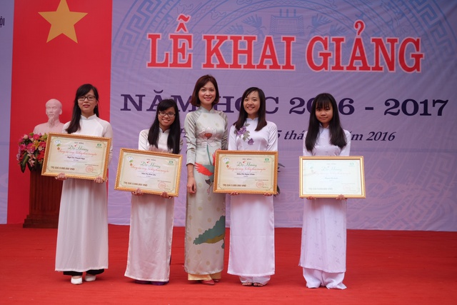 Tiếp bước tương lai cho nữ sinh kho&aacute;c &aacute;o blouse - Ảnh 2.