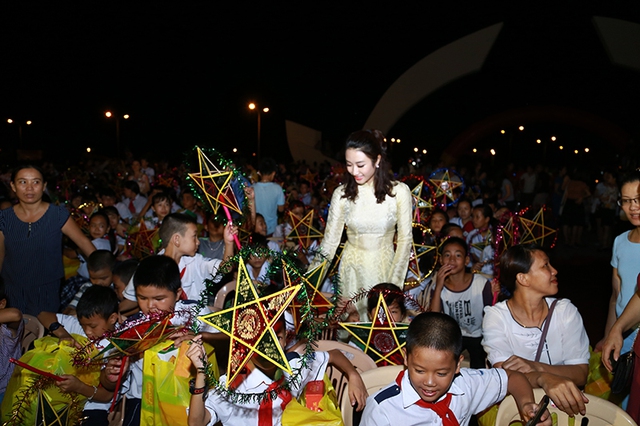 Hoa hậu Thu Ngân rạng rỡ vui Trung thu cùng trẻ em nghèo ven biển miền Trung - Ảnh 2.