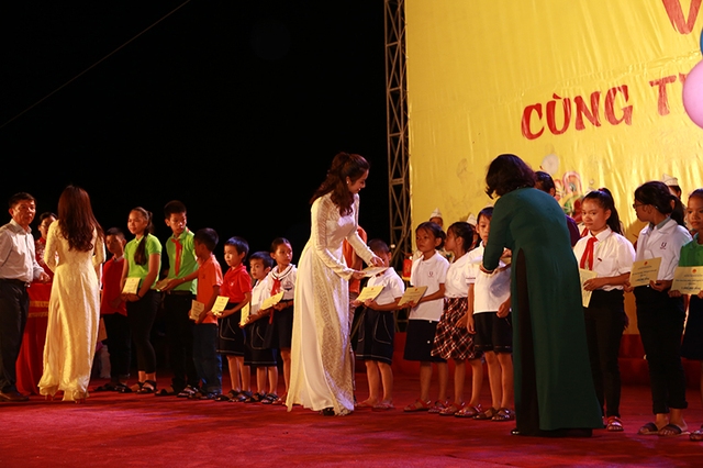 Hoa hậu Thu Ngân rạng rỡ vui Trung thu cùng trẻ em nghèo ven biển miền Trung - Ảnh 3.