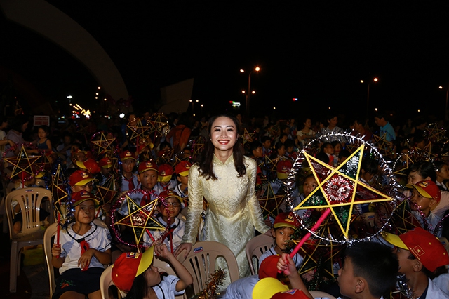 Hoa hậu Thu Ngân rạng rỡ vui Trung thu cùng trẻ em nghèo ven biển miền Trung - Ảnh 5.