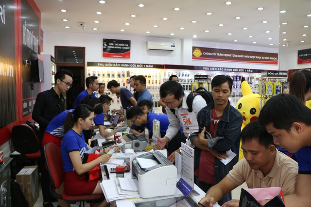 Chen chân nhận quà lò vi sóng trong ngày mở bán J7 Prime tại FPT Shop - Ảnh 4.