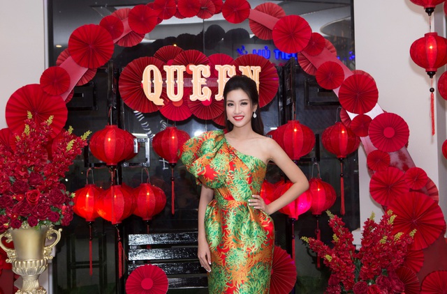 Hoa hậu Đỗ Mỹ Linh đẹp rạng ngời tham dự đêm tiệc tại Queen Plaza - Ảnh 2.
