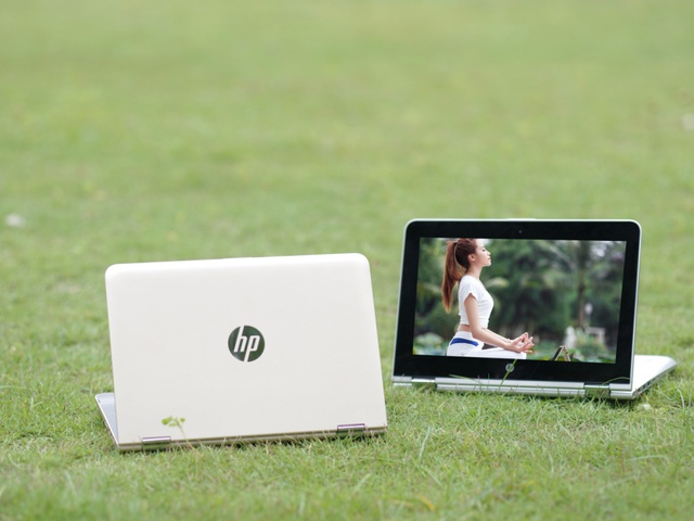 Người mẫu đọ dáng cùng laptop “biến hình” HP X360 13.3 inch - Ảnh 1.