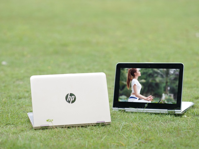 Người mẫu đọ d&aacute;ng c&ugrave;ng laptop &ldquo;biến h&igrave;nh&rdquo; HP X360 13.3 inch - Ảnh 1.