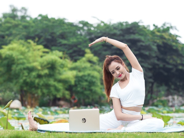 Người mẫu đọ d&aacute;ng c&ugrave;ng laptop &ldquo;biến h&igrave;nh&rdquo; HP X360 13.3 inch - Ảnh 5.