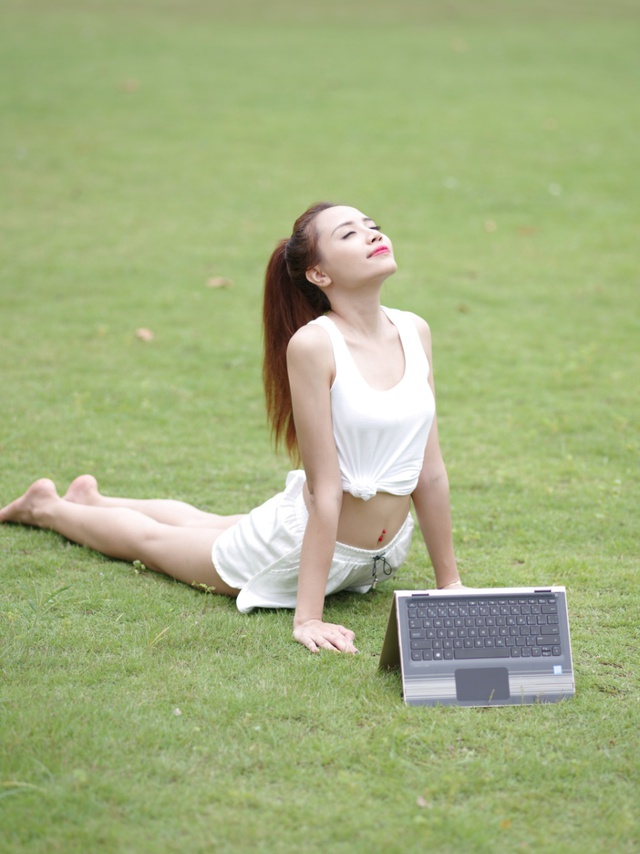 Người mẫu đọ d&aacute;ng c&ugrave;ng laptop &ldquo;biến h&igrave;nh&rdquo; HP X360 13.3 inch - Ảnh 7.