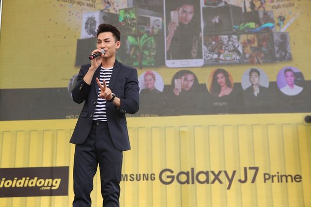 Isaac hào hứng trải nghiệm Samsung Galaxy J7 Prime trong ngày ra mắt - Ảnh 1.