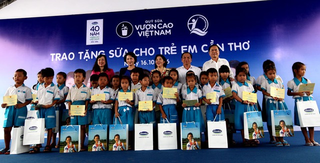 Quỹ sữa Vươn cao Việt Nam và Vinamilk trao tặng sữa cho trẻ em tại Cần Thơ - Ảnh 1.