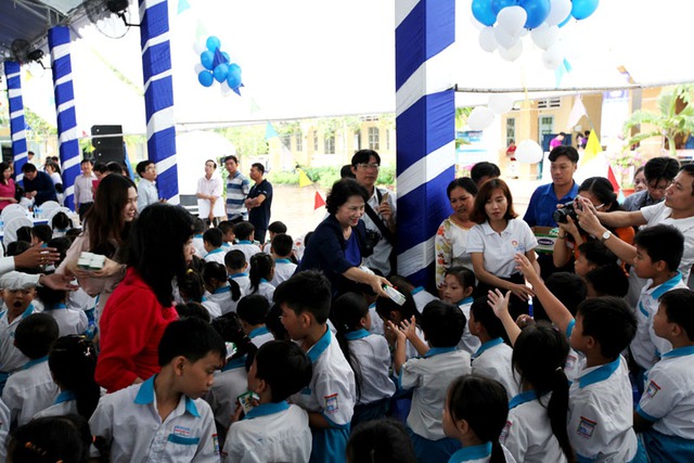 Quỹ sữa Vươn cao Việt Nam và Vinamilk trao tặng sữa cho trẻ em tại Cần Thơ - Ảnh 2.