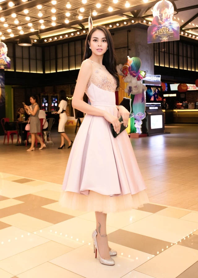 Sella Trương đẹp ngọc ngà như công chúa tham dự sự kiện - Ảnh 2.