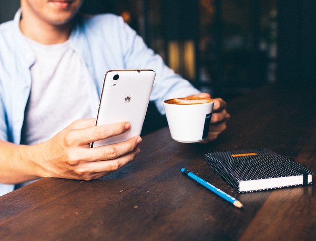 Huawei Y6II: Smartphone sắc m&agrave;u cho cuộc sống hiện đại - Ảnh 3.