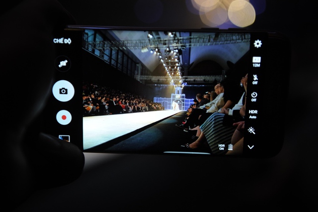 Những hình ảnh từ show Công Trí tại VIFW nhìn từ camera Galaxy S7 edge - Ảnh 6.